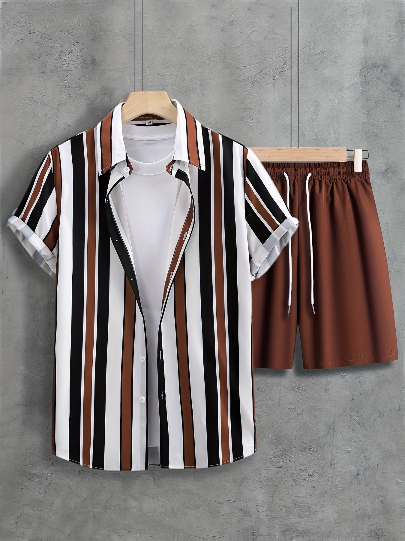 Set composto da camicia a maniche corte con colletto a revers e bottoni e pantaloncini con coulisse