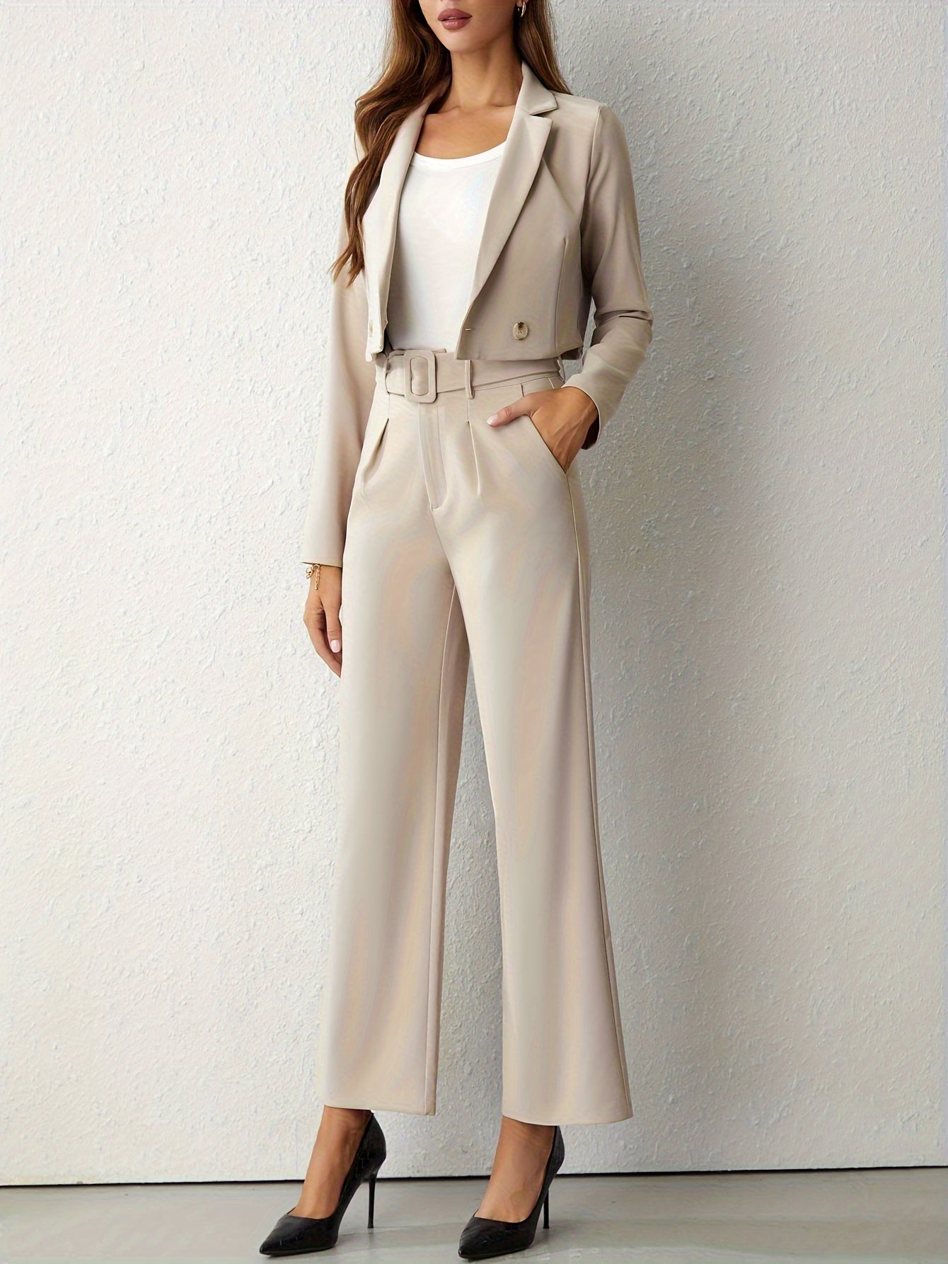 Elegante blazer beige con revers e pantaloni a gamba dritta