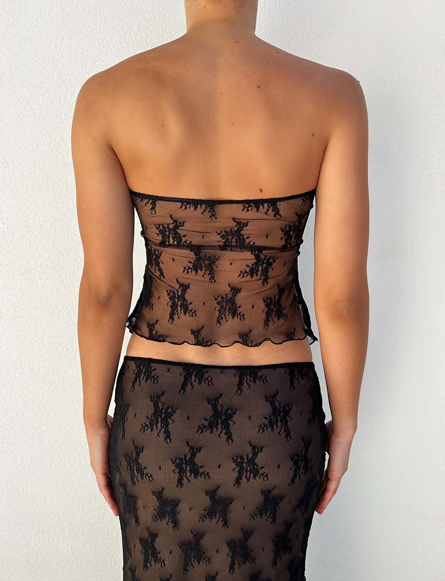 Elegante top traslucido con gonna