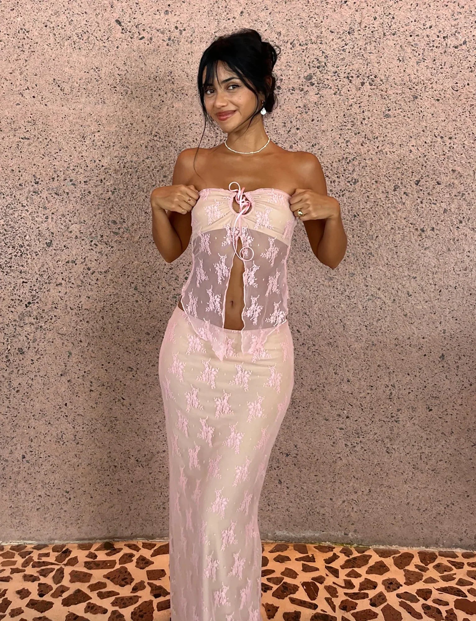 Elegante top traslucido con gonna