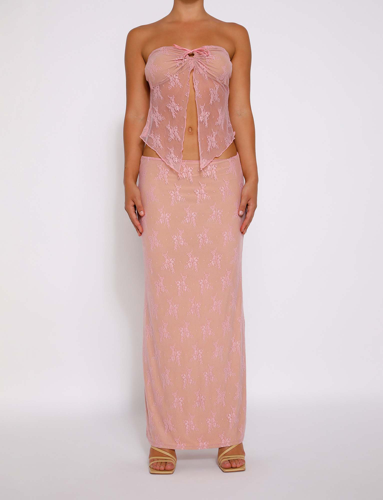 Elegante top traslucido con gonna
