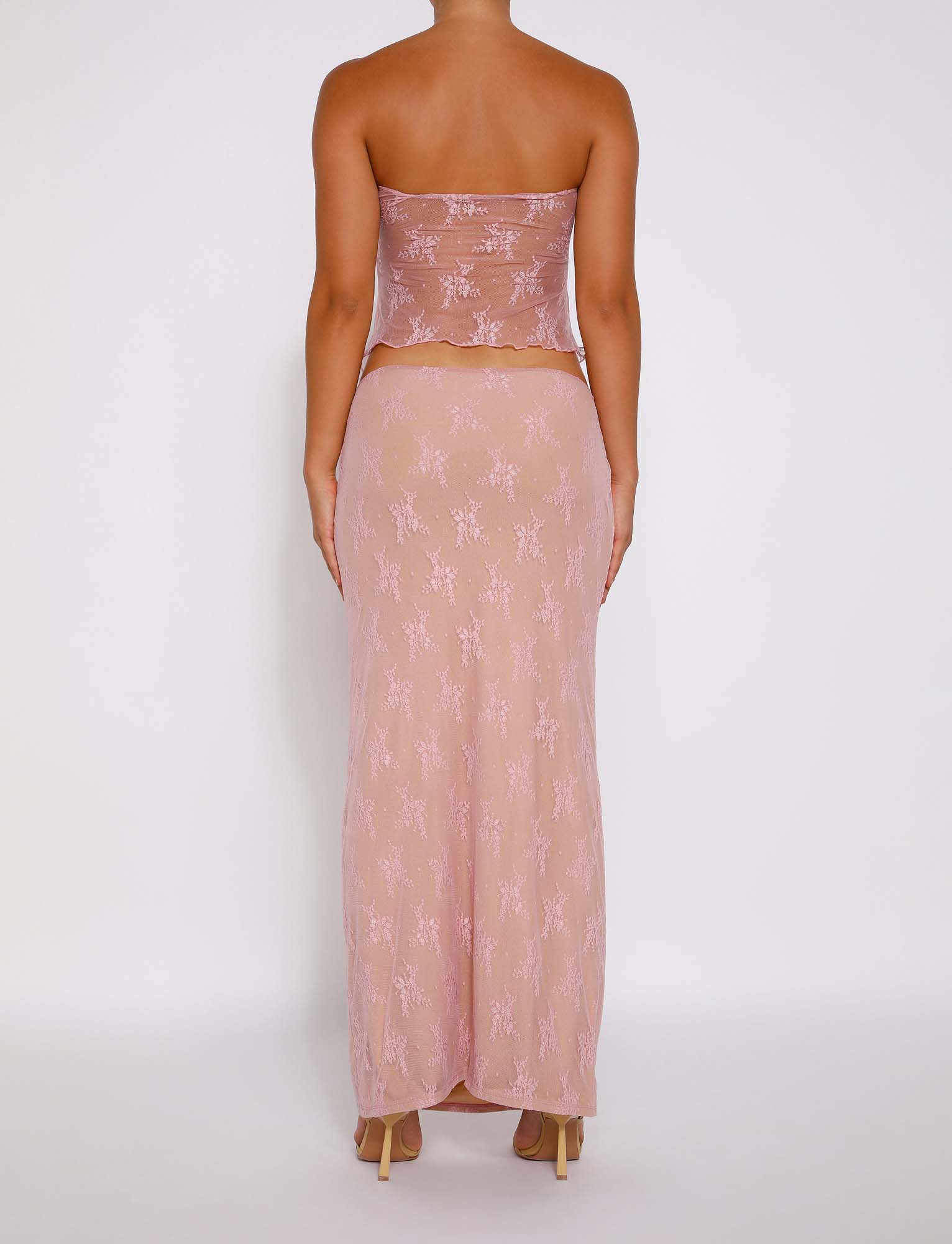 Elegante top traslucido con gonna