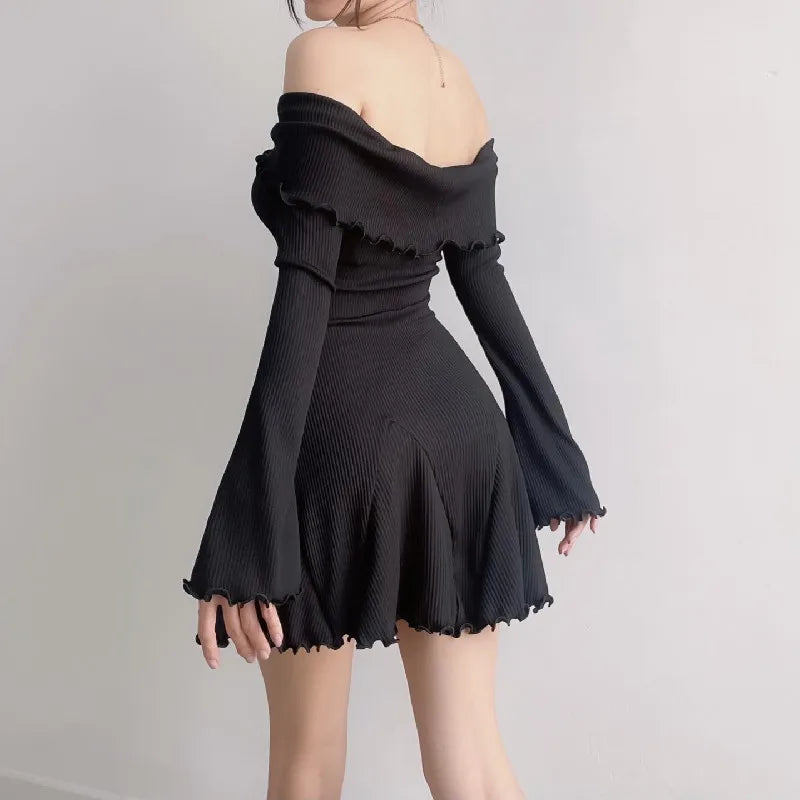 Vestito nero in maglia con spalle scoperte