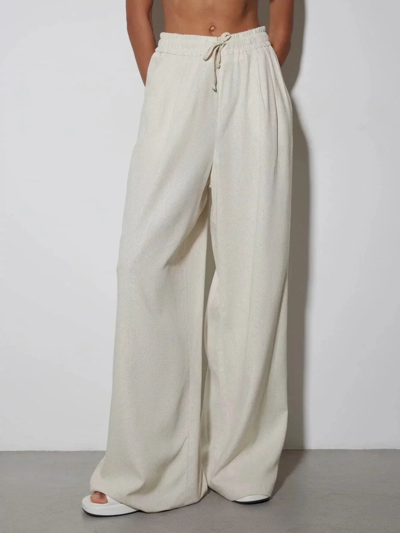 Cardigan chic e tailleur pantalone in lino e cotone