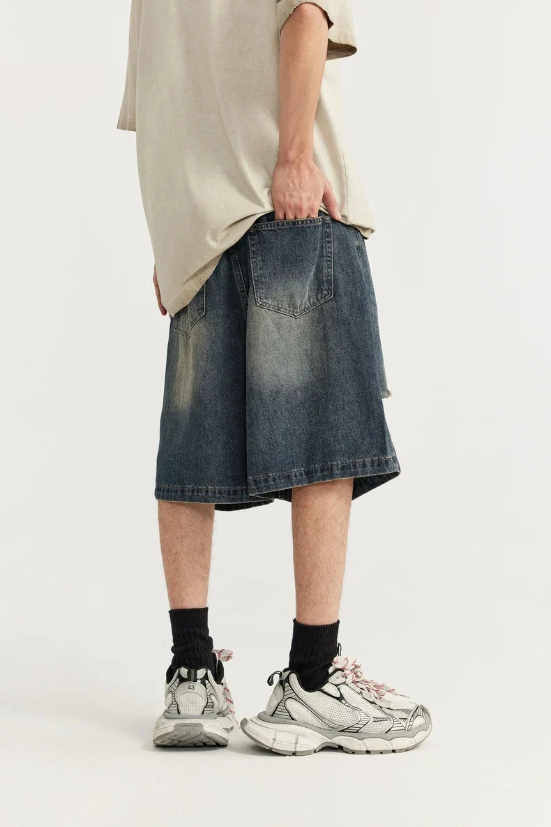 Shorts in denim con buchi strappati