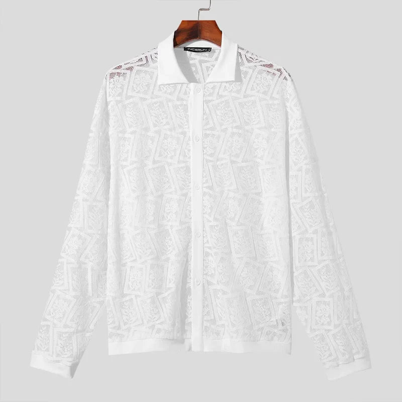 Camicia con revers trasparente in rete di pizzo e pantaloni a maniche lunghe
