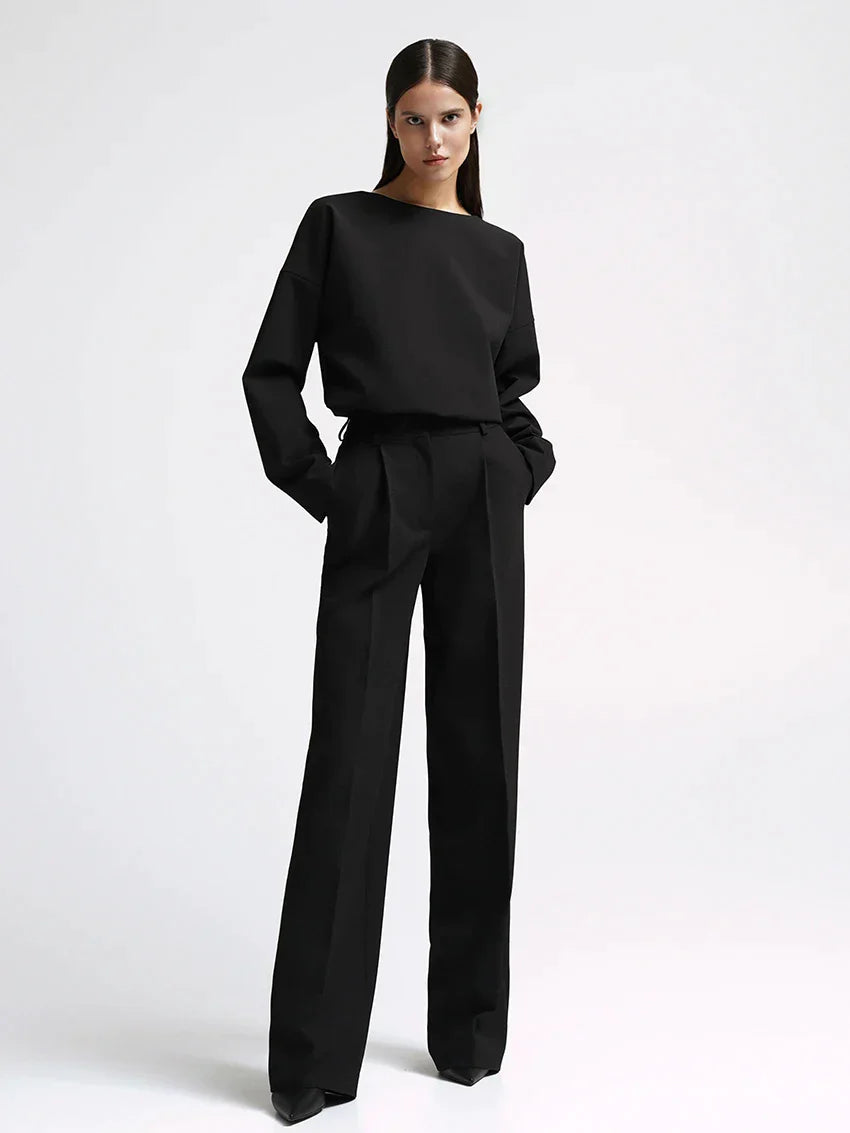 Top classico a maniche lunghe e pantaloni larghi