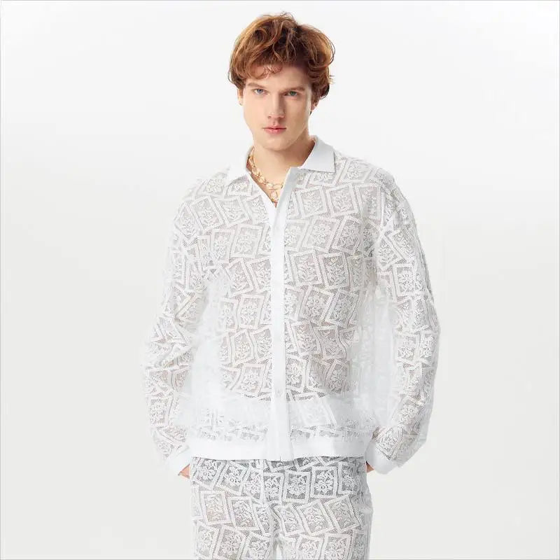 Camicia con revers trasparente in rete di pizzo e pantaloni a maniche lunghe