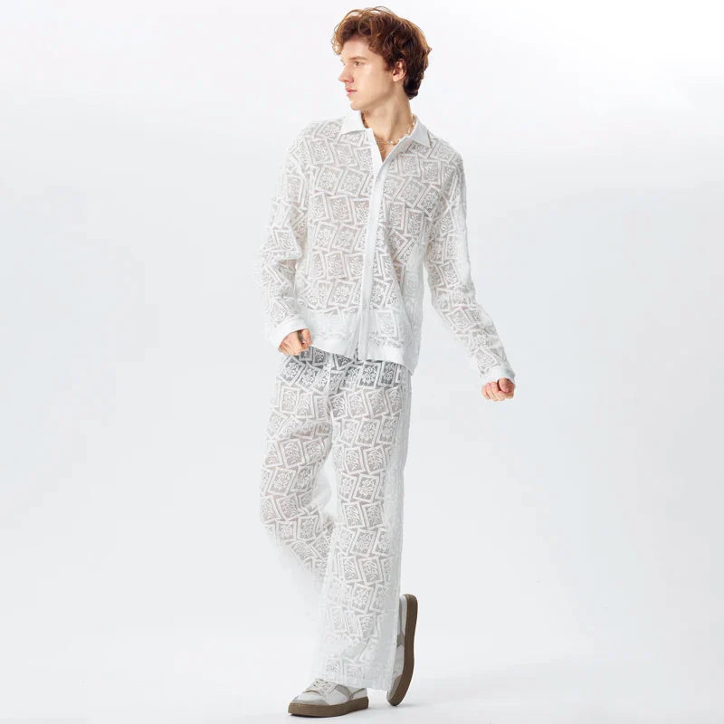 Camicia con revers trasparente in rete di pizzo e pantaloni a maniche lunghe
