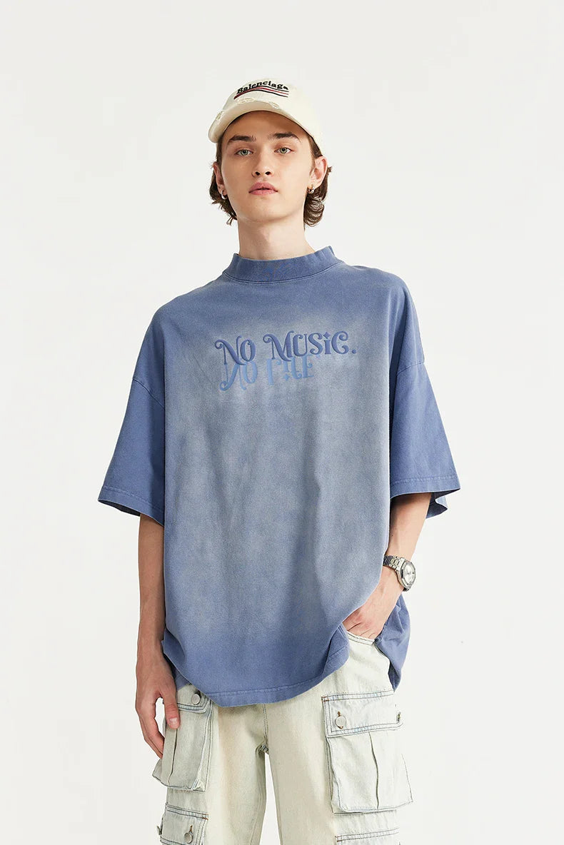 T-shirt lavata e tinta in cravatta