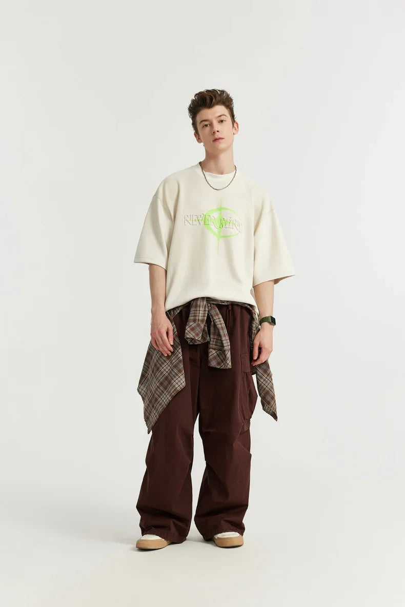 T-shirt in pelle scamosciata con stampa gommata e rilievo