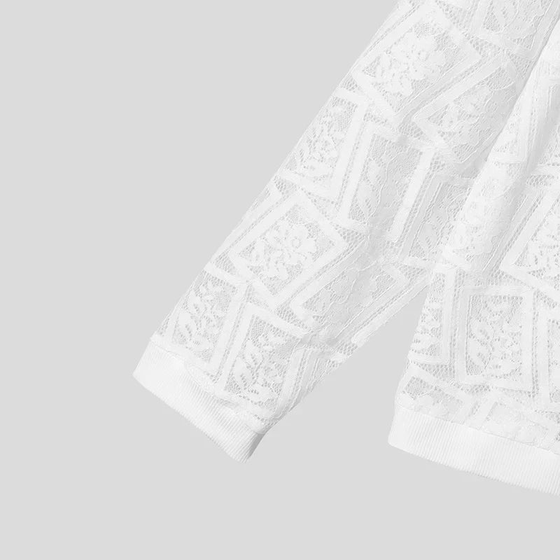 Camicia con revers trasparente in rete di pizzo e pantaloni a maniche lunghe
