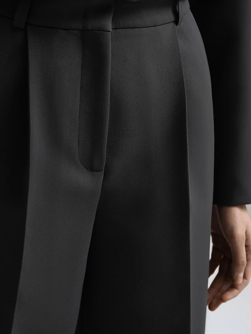 Top classico a maniche lunghe e pantaloni larghi