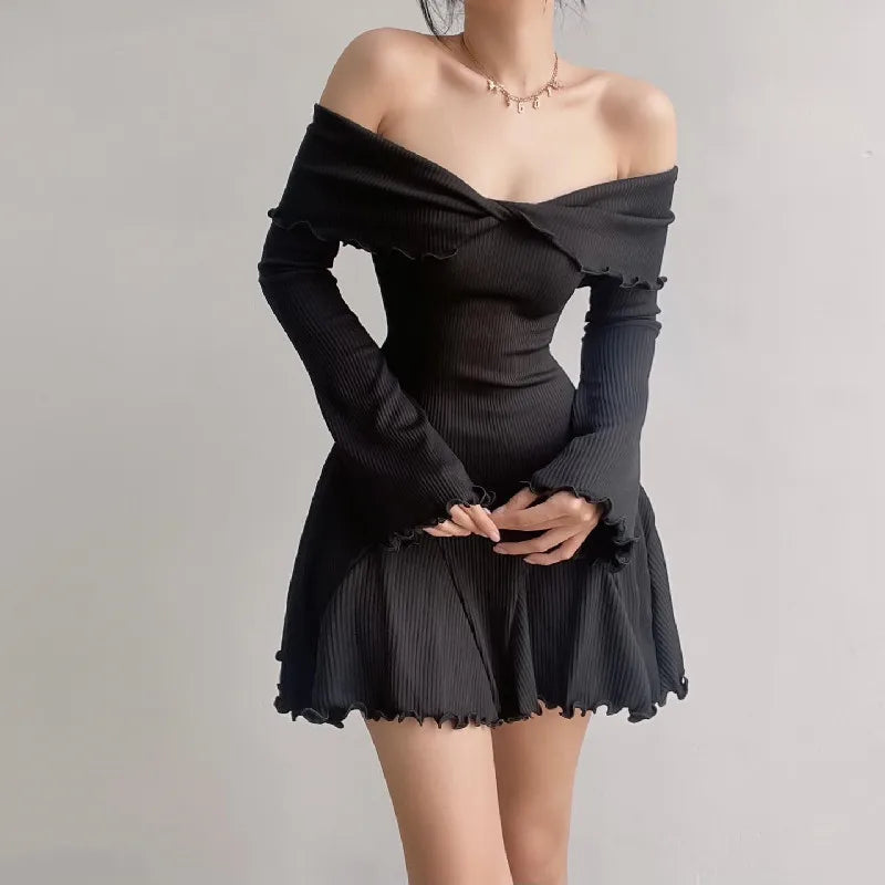 Vestito nero in maglia con spalle scoperte