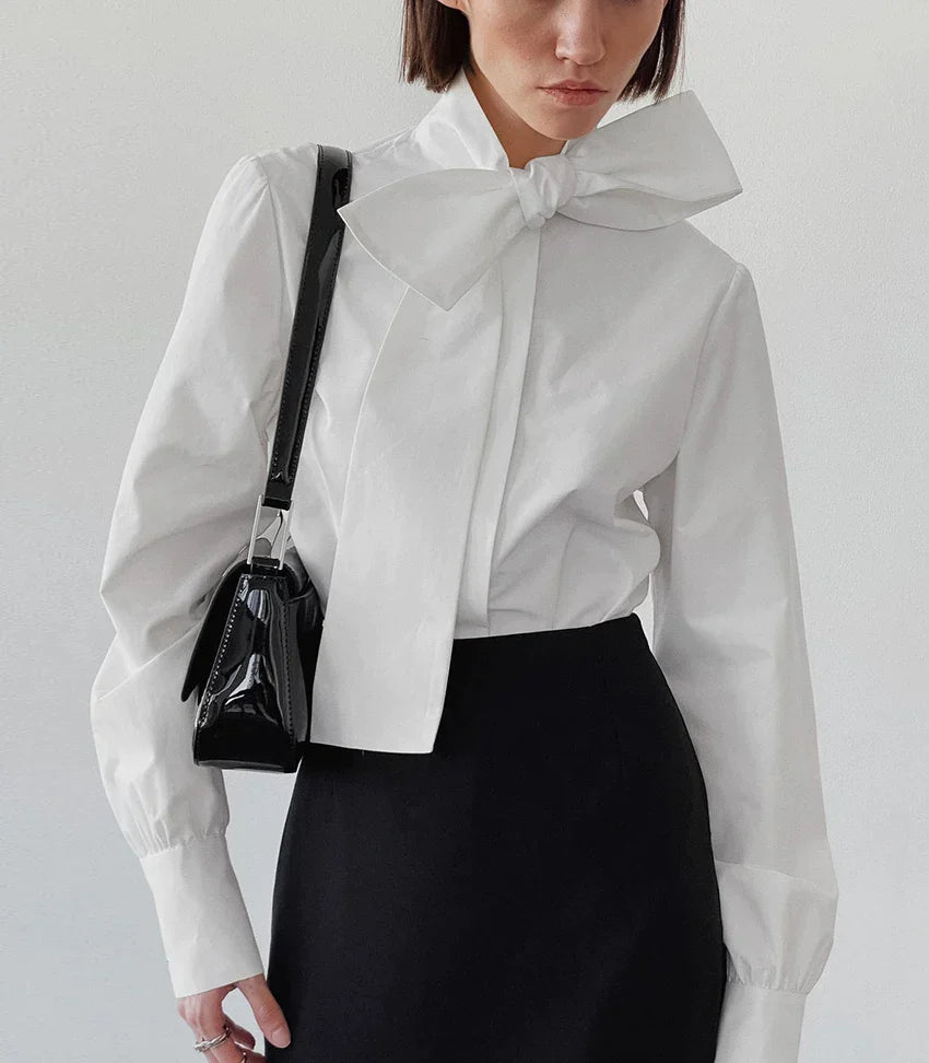 Camicia bianca con fiocco