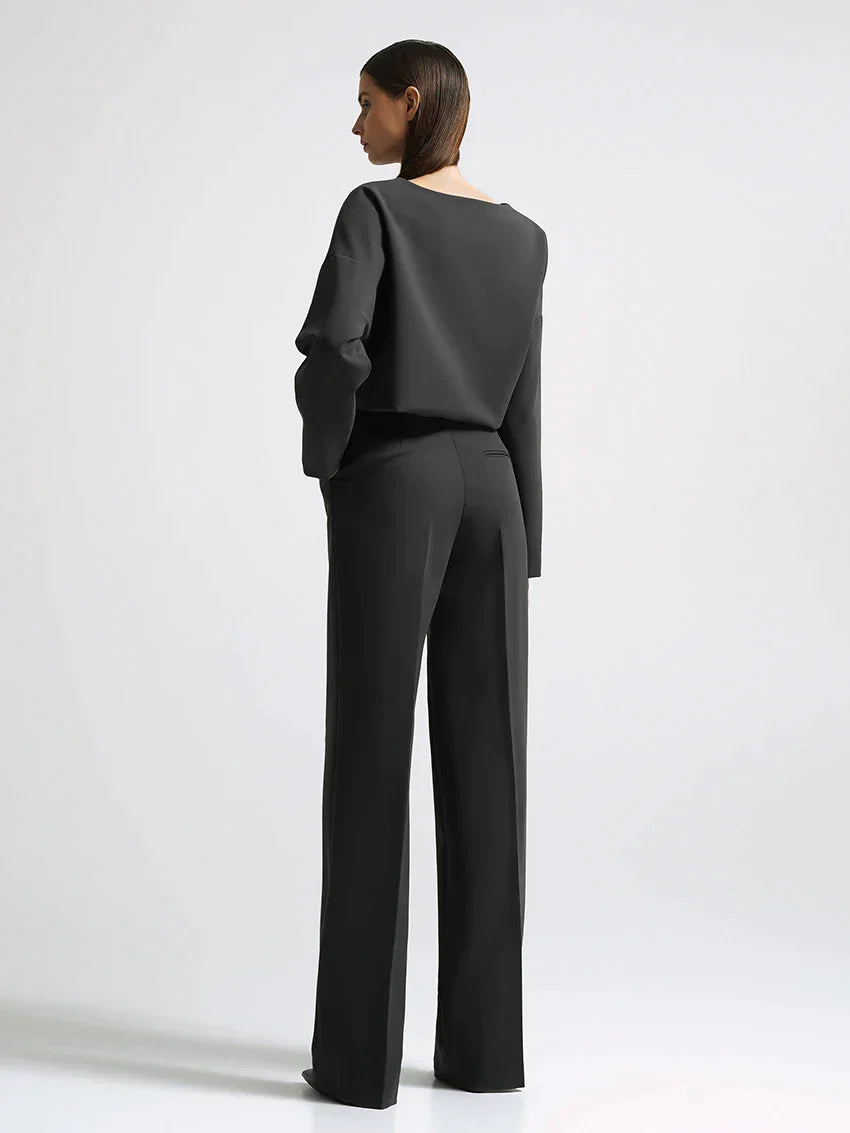 Top classico a maniche lunghe e pantaloni larghi