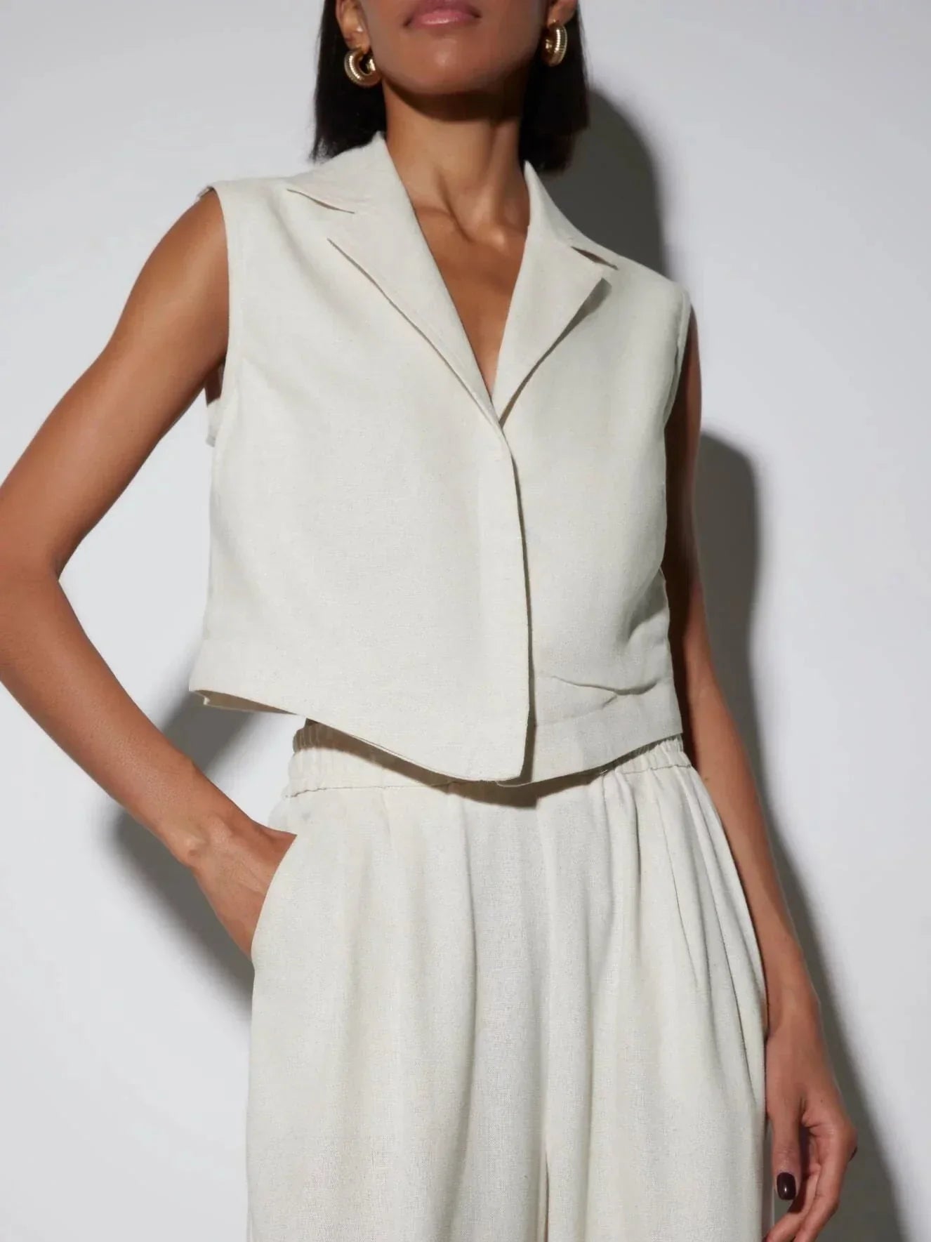 Cardigan chic e tailleur pantalone in lino e cotone