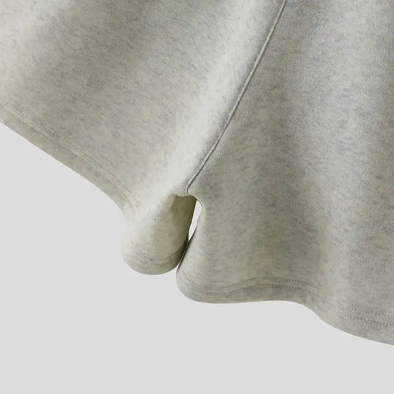 Felpa a maniche lunghe e pantaloncini con cappuccio