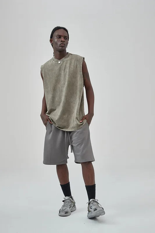 Gilet oversize senza maniche indossato