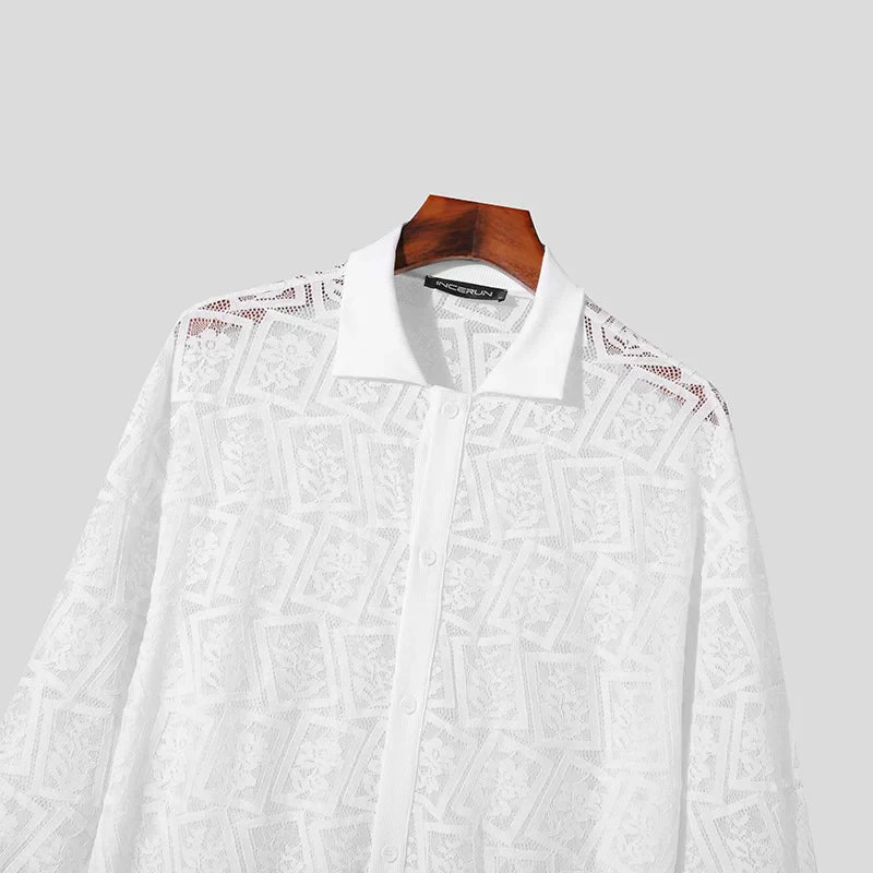 Camicia con revers trasparente in rete di pizzo e pantaloni a maniche lunghe