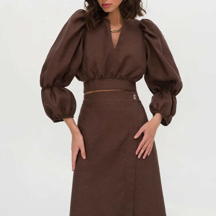 Set composto da camicia cropped e gonne lunghe a vita alta