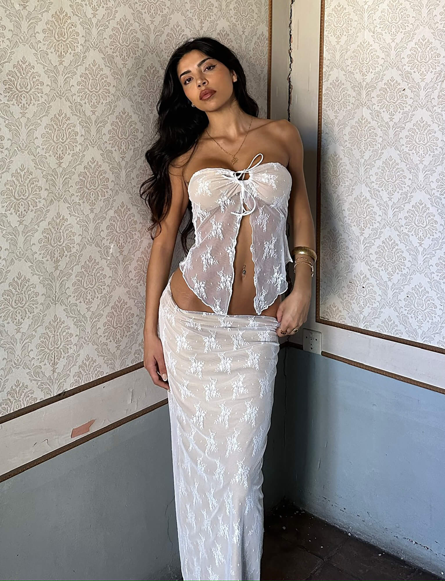 Elegante top traslucido con gonna