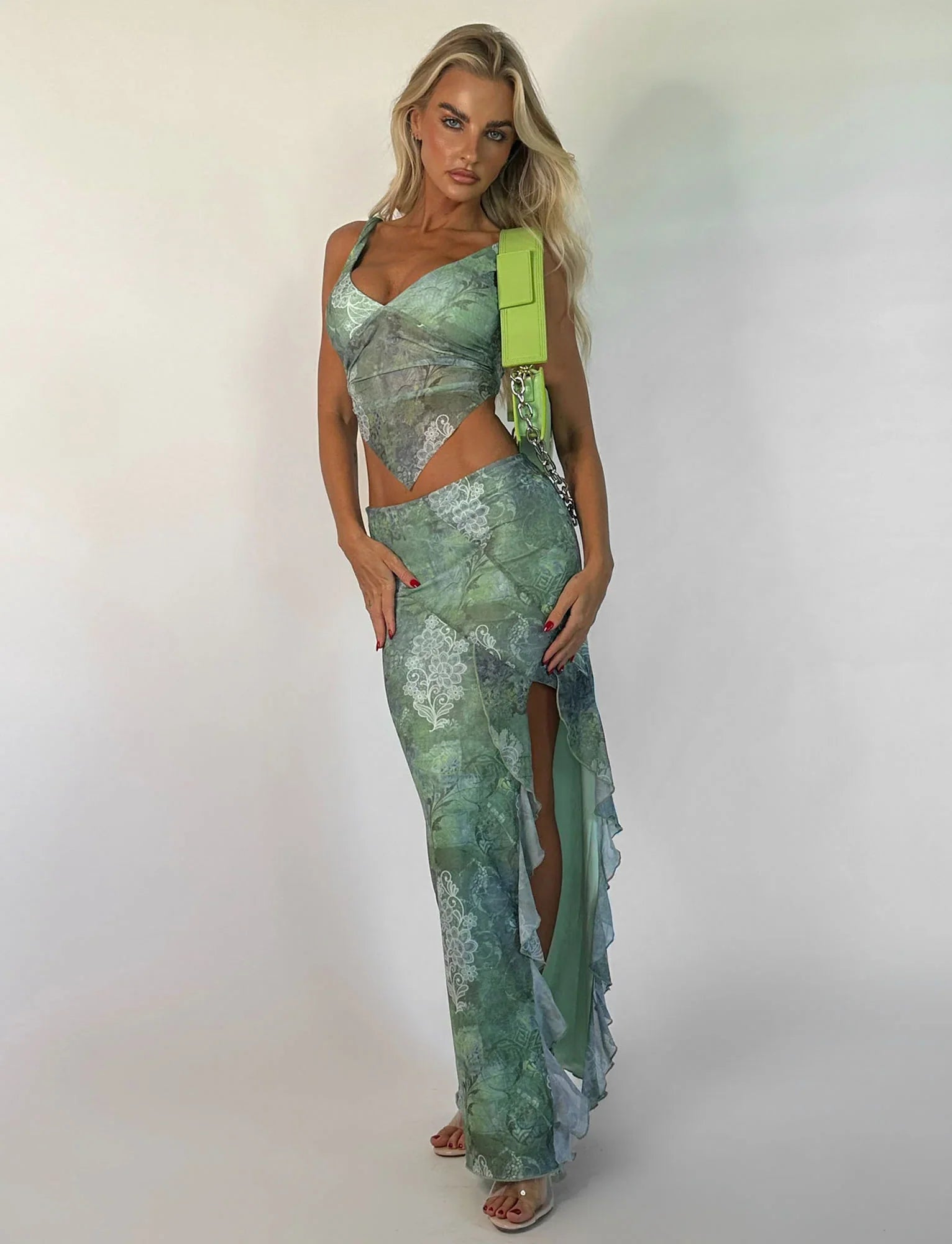 Top corto floreale verde con gonna