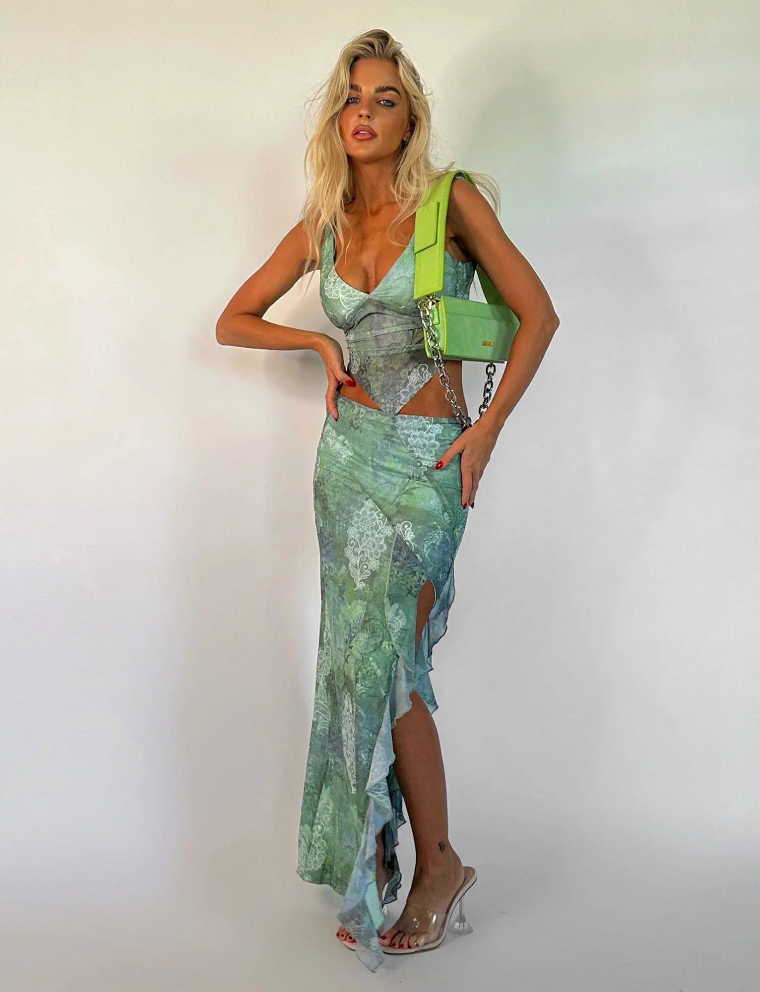 Top corto floreale verde con gonna