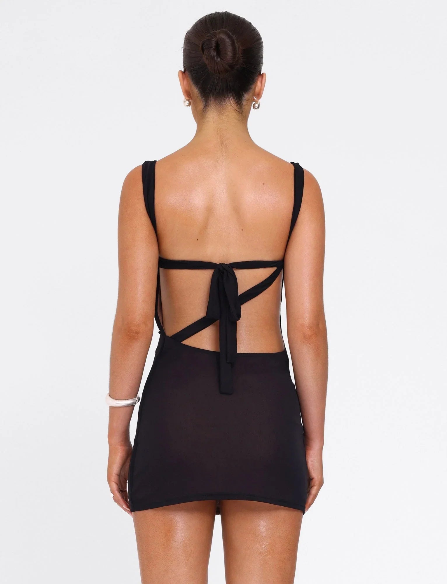 Minigonna con scollo a V, coulisse, volant, bretelle strette e fianchi