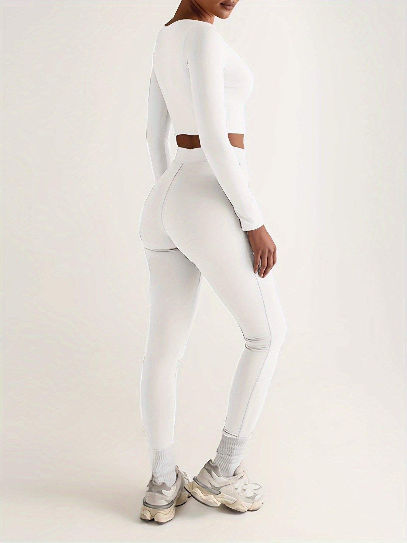 Set sportivo composto da top corto a maniche lunghe e pantaloni skinny a vita alta