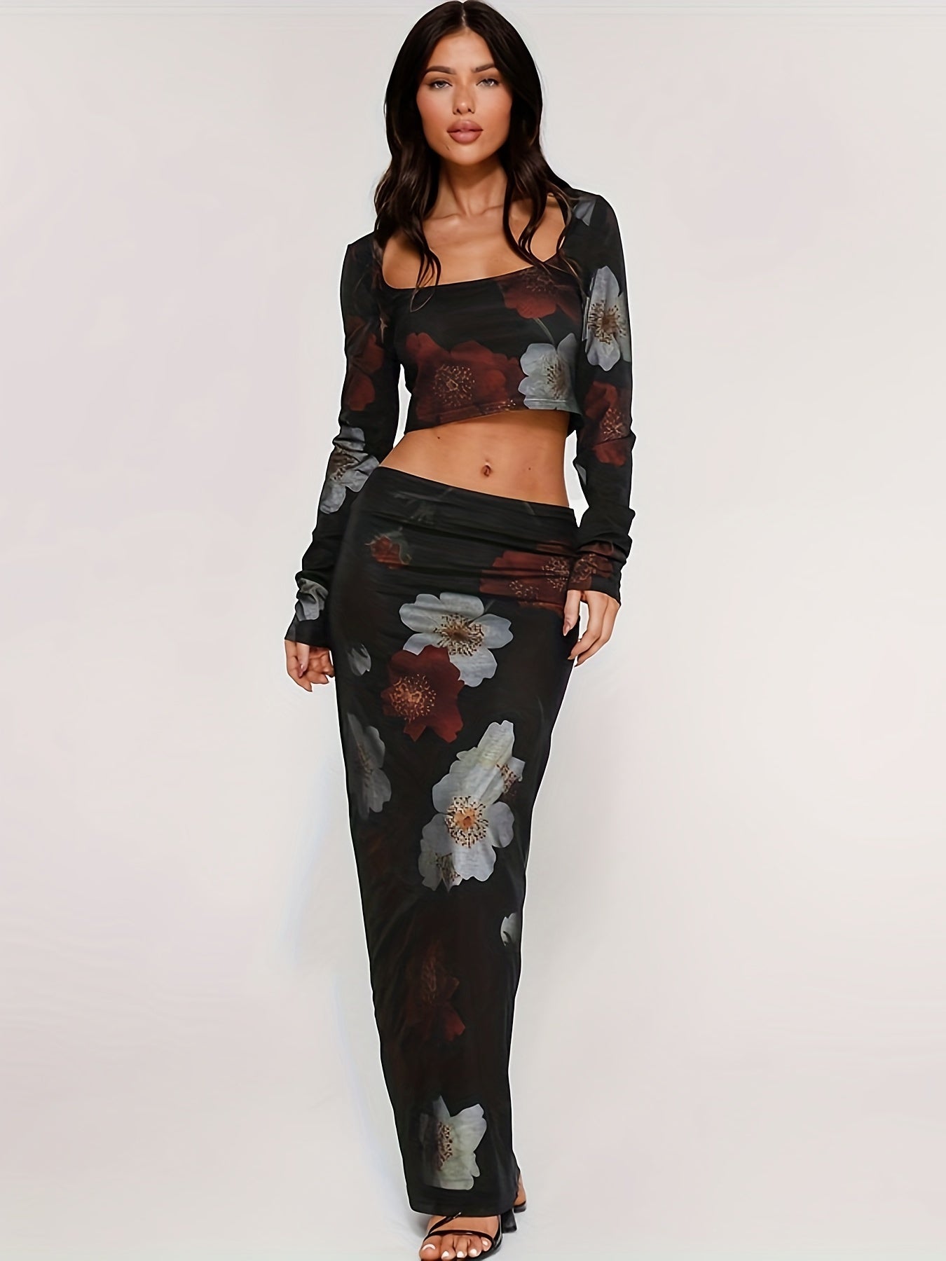 Set floreale nero con top corto e gonna lunga