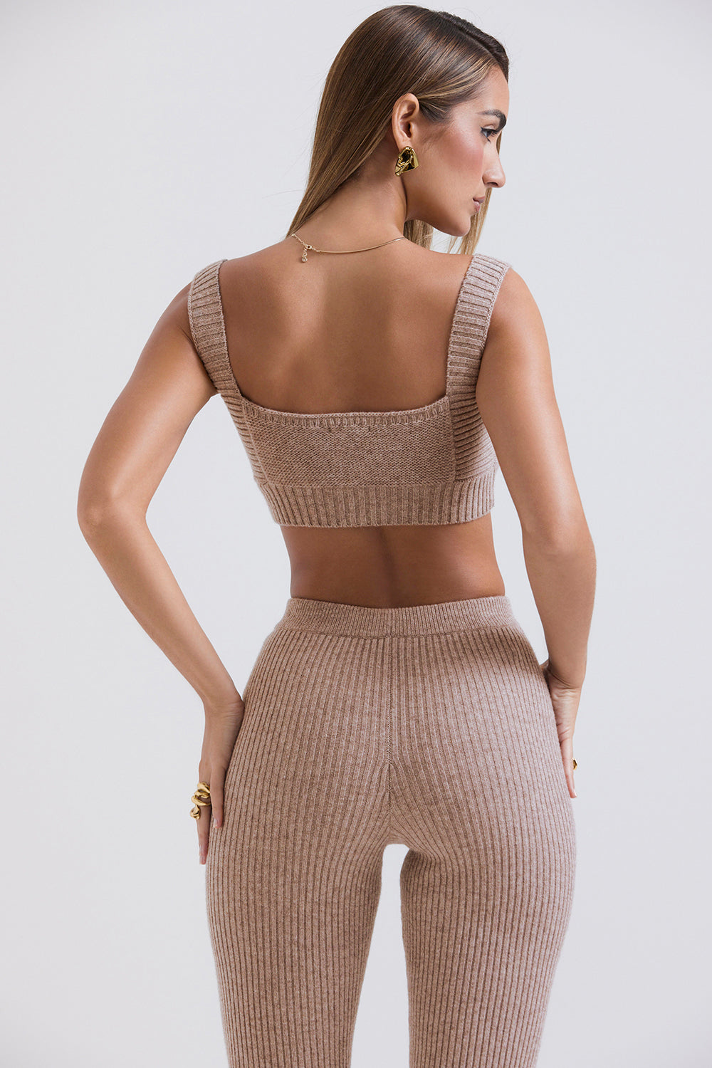 Cardigan Barley a grana grossa realizzato in lana naturale con bralette e leggings
