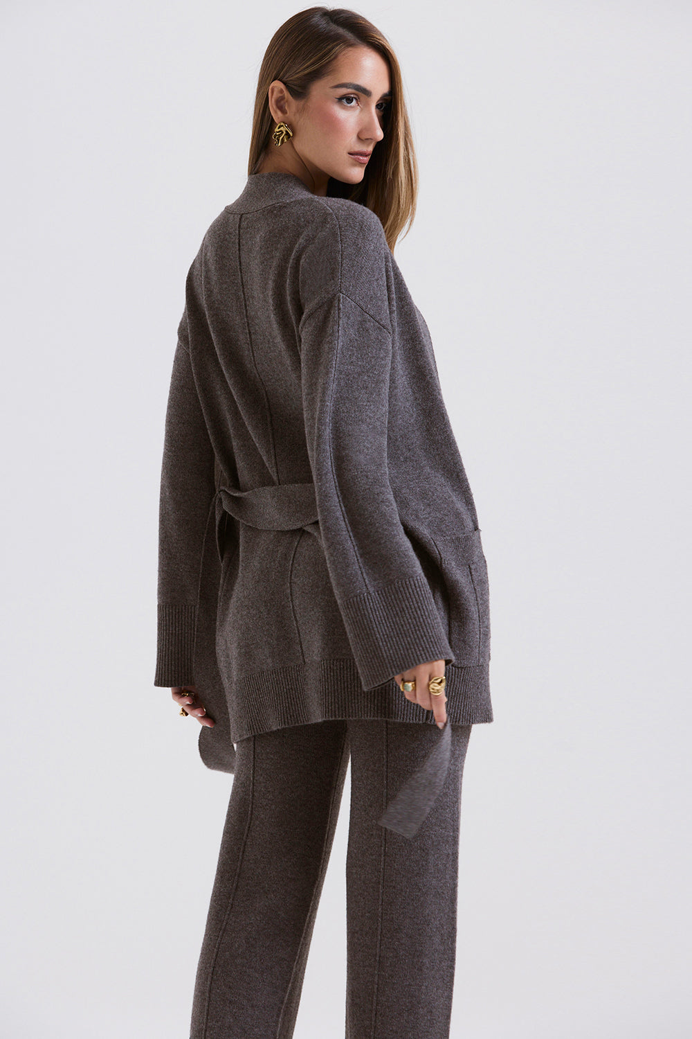 Cardigan in misto cashmere color antracite con cintura, bralette e pantaloni