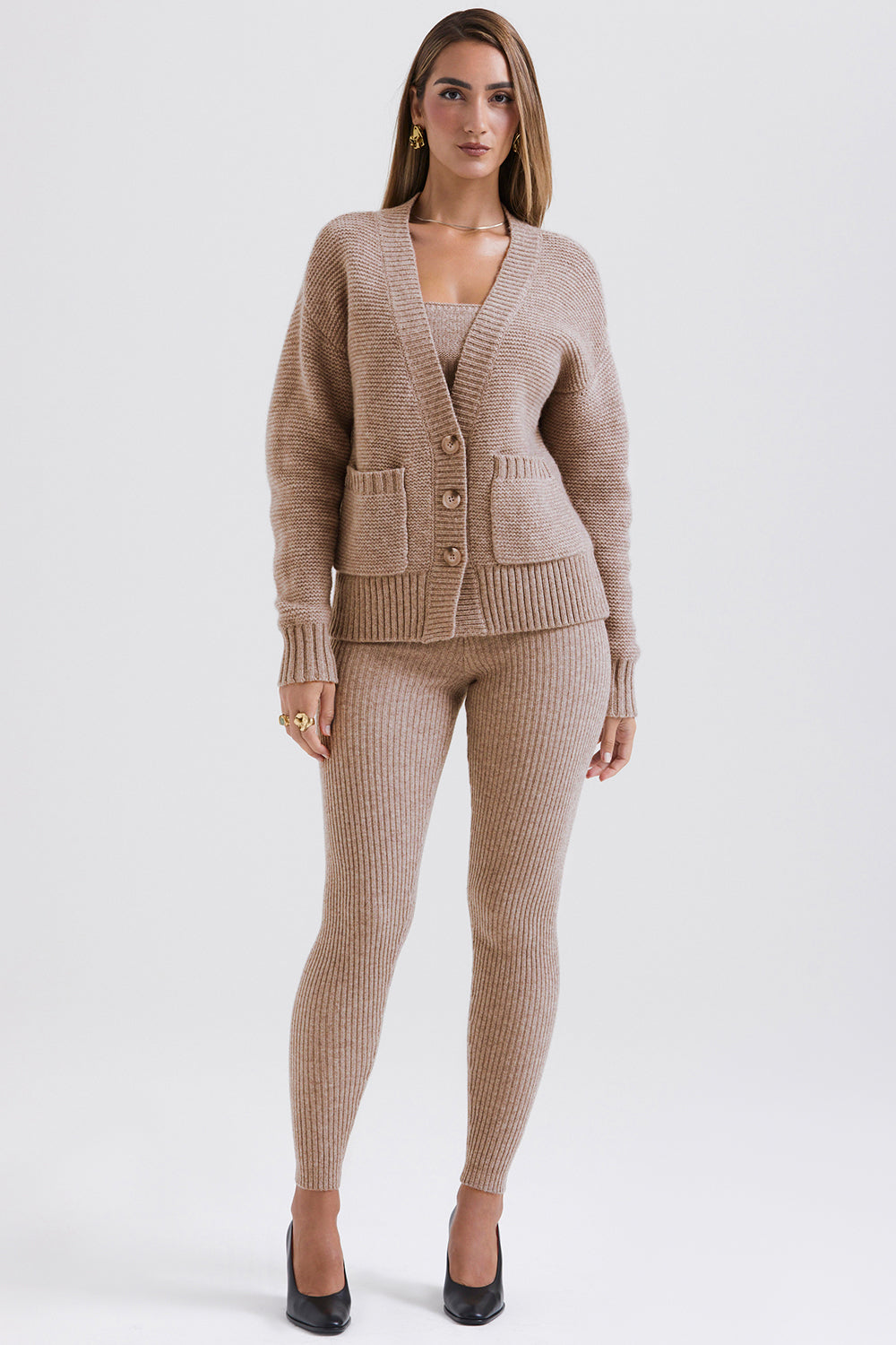 Cardigan Barley a grana grossa realizzato in lana naturale con bralette e leggings