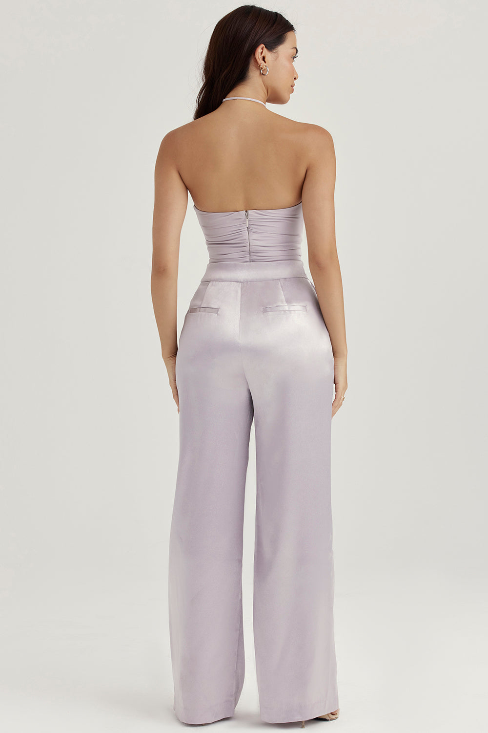 Body grigio con finiture floreali e pantaloni in raso
