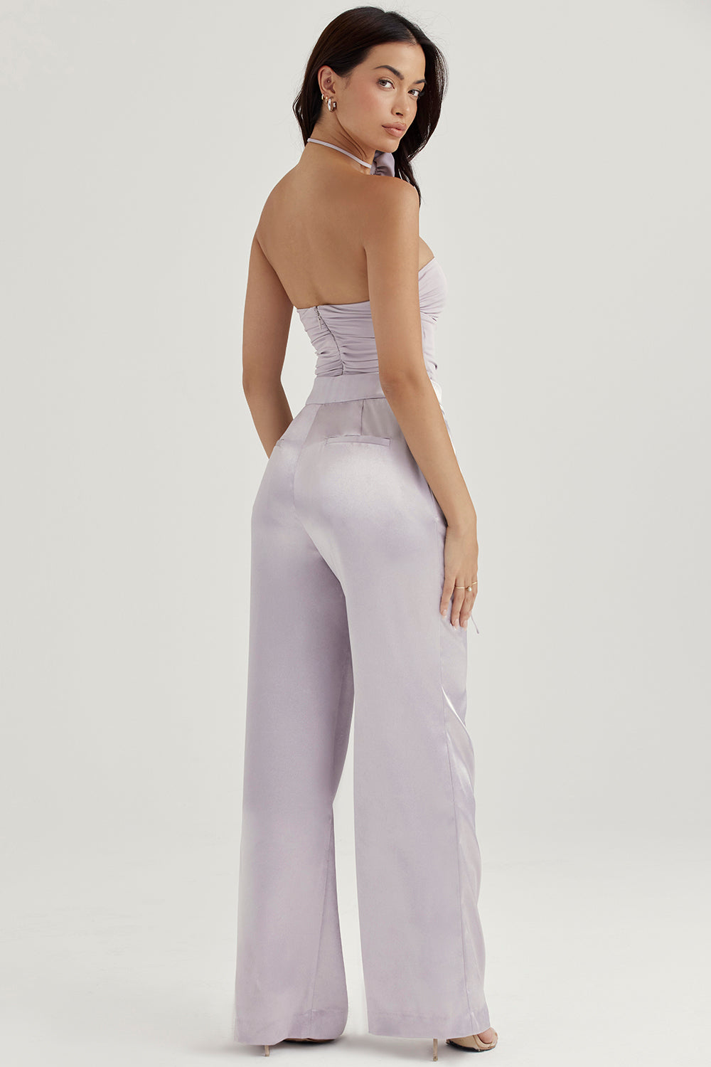 Body grigio con finiture floreali e pantaloni in raso