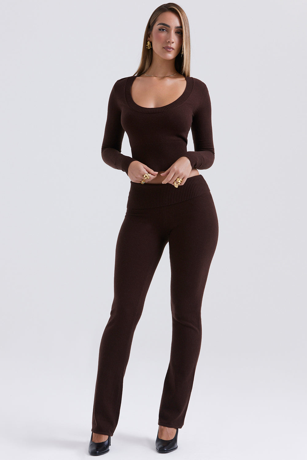 Top a girocollo e pantaloni in misto cashmere cioccolato