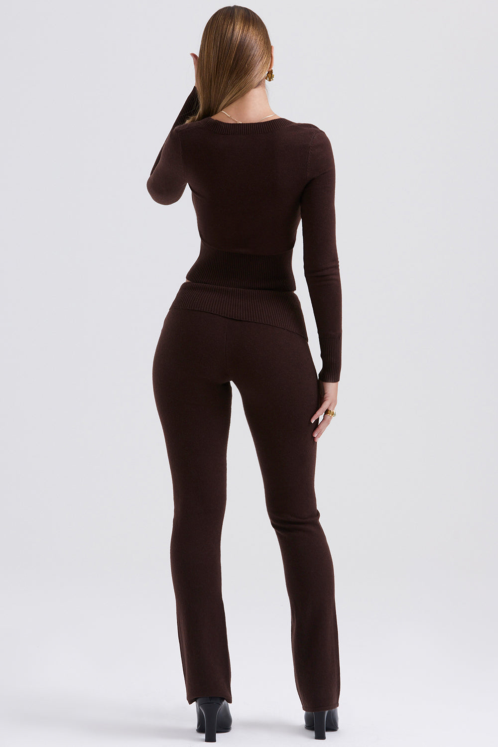 Top a girocollo e pantaloni in misto cashmere cioccolato