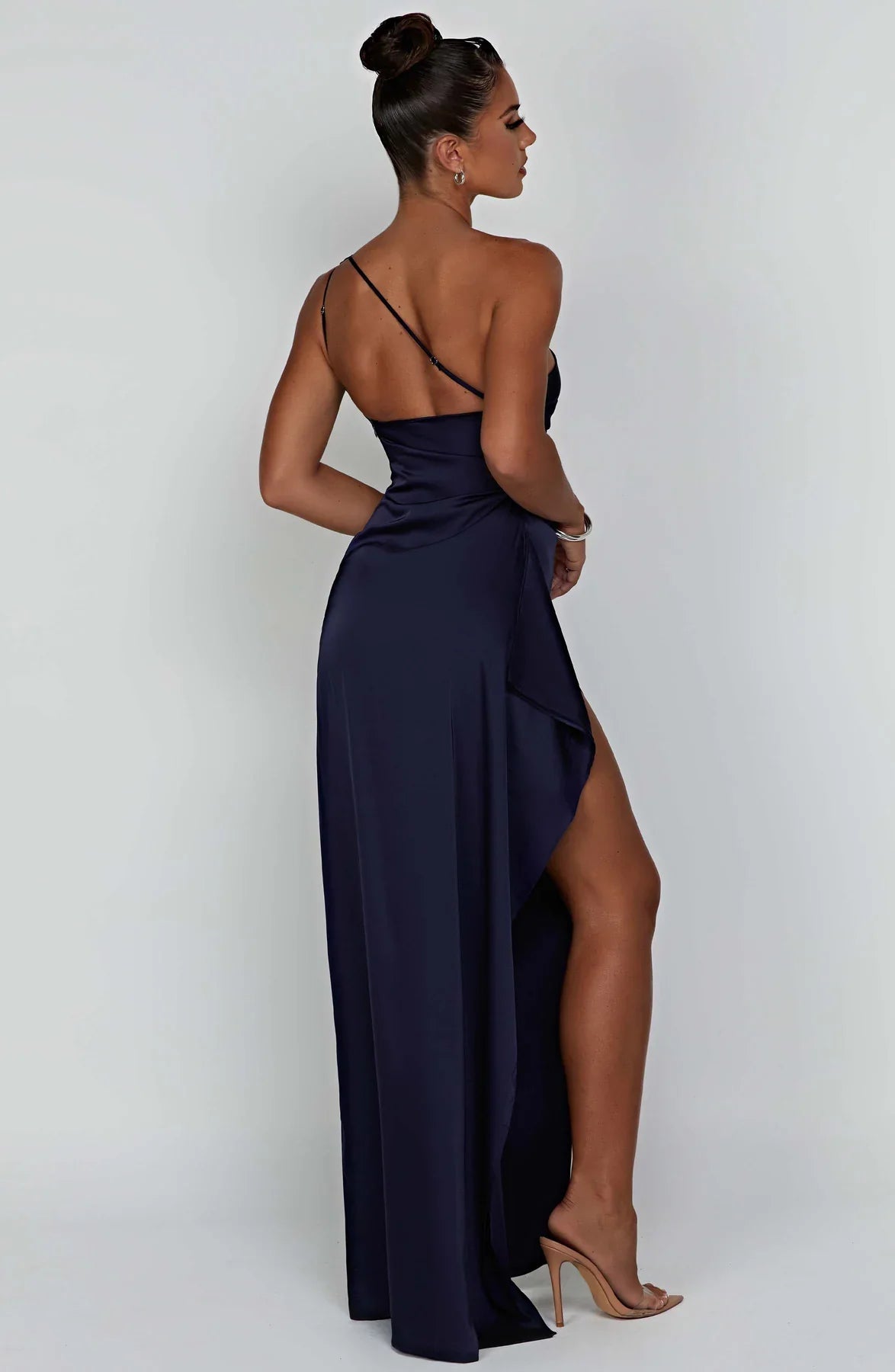 Vestito spaccato in raso plissettato con una spalla