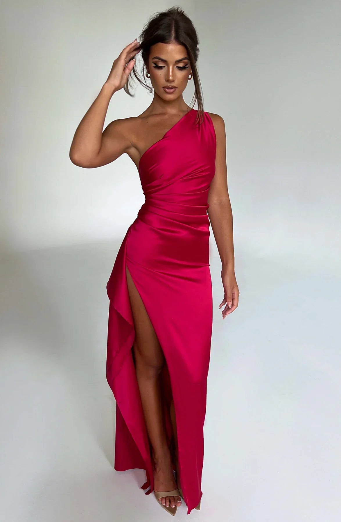 Vestito spaccato in raso plissettato con una spalla