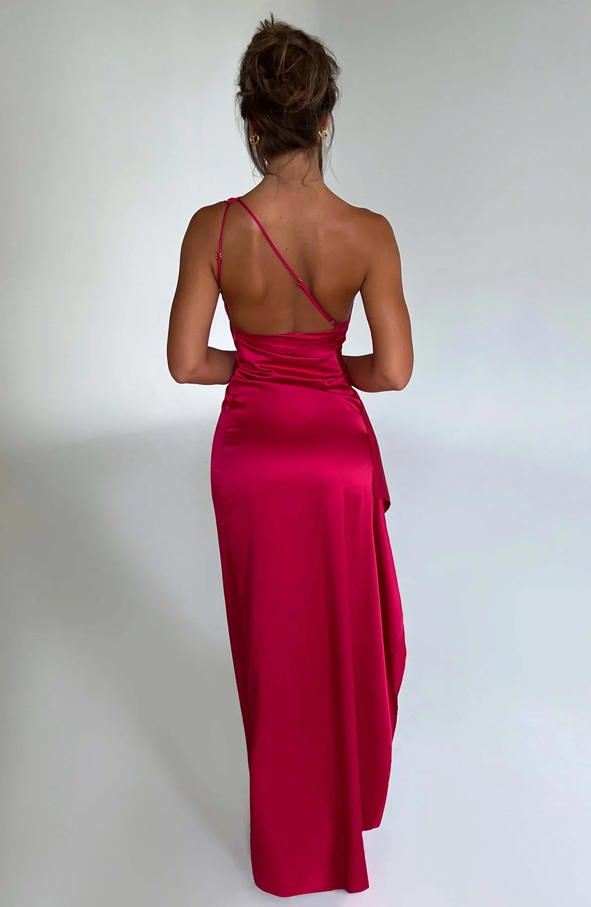 Vestito spaccato in raso plissettato con una spalla