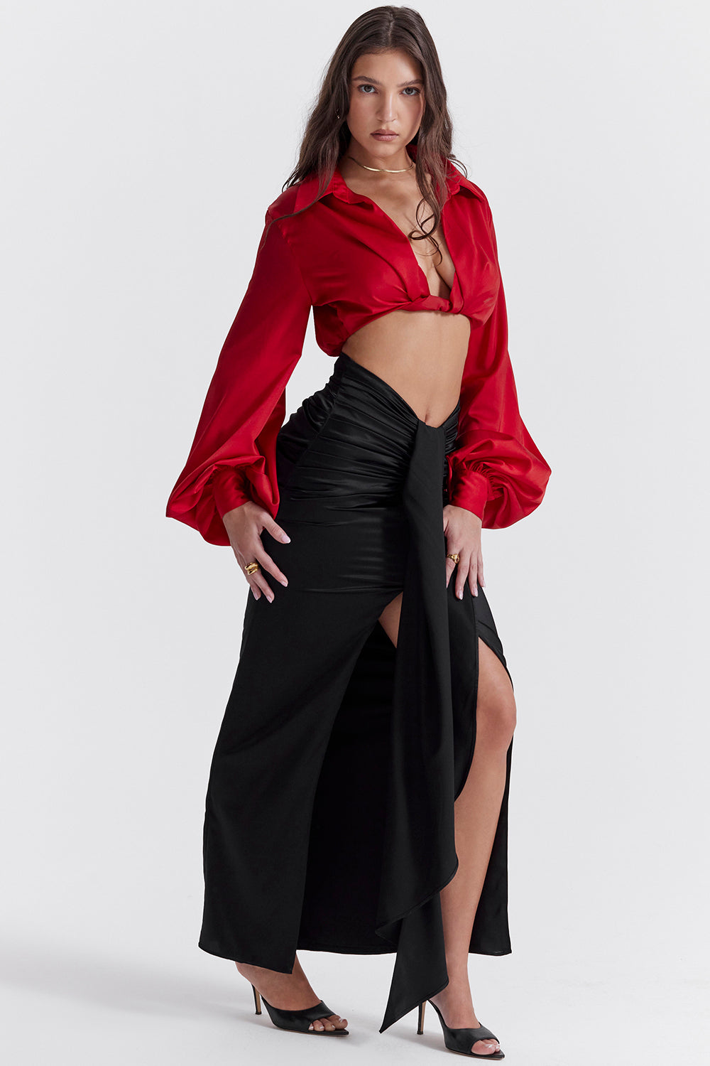 Top in blouson di seta ciliegia con maxi gonna di seta drappeggiata