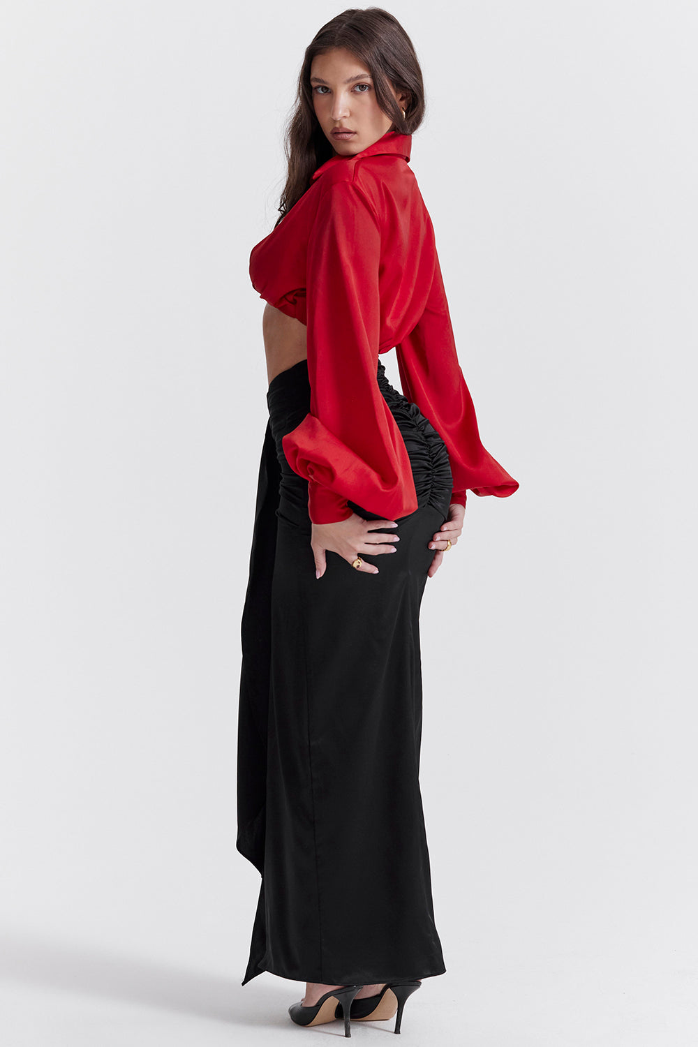 Top in blouson di seta ciliegia con maxi gonna di seta drappeggiata