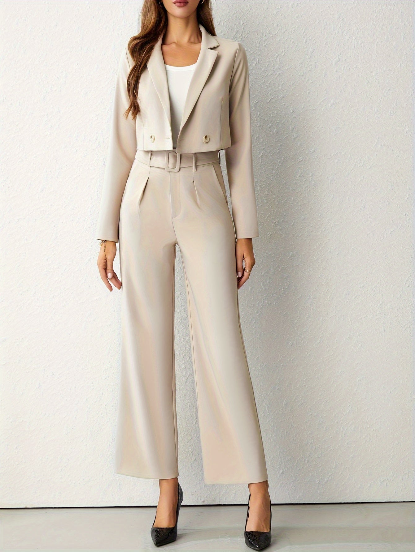 Elegante blazer beige con revers e pantaloni a gamba dritta