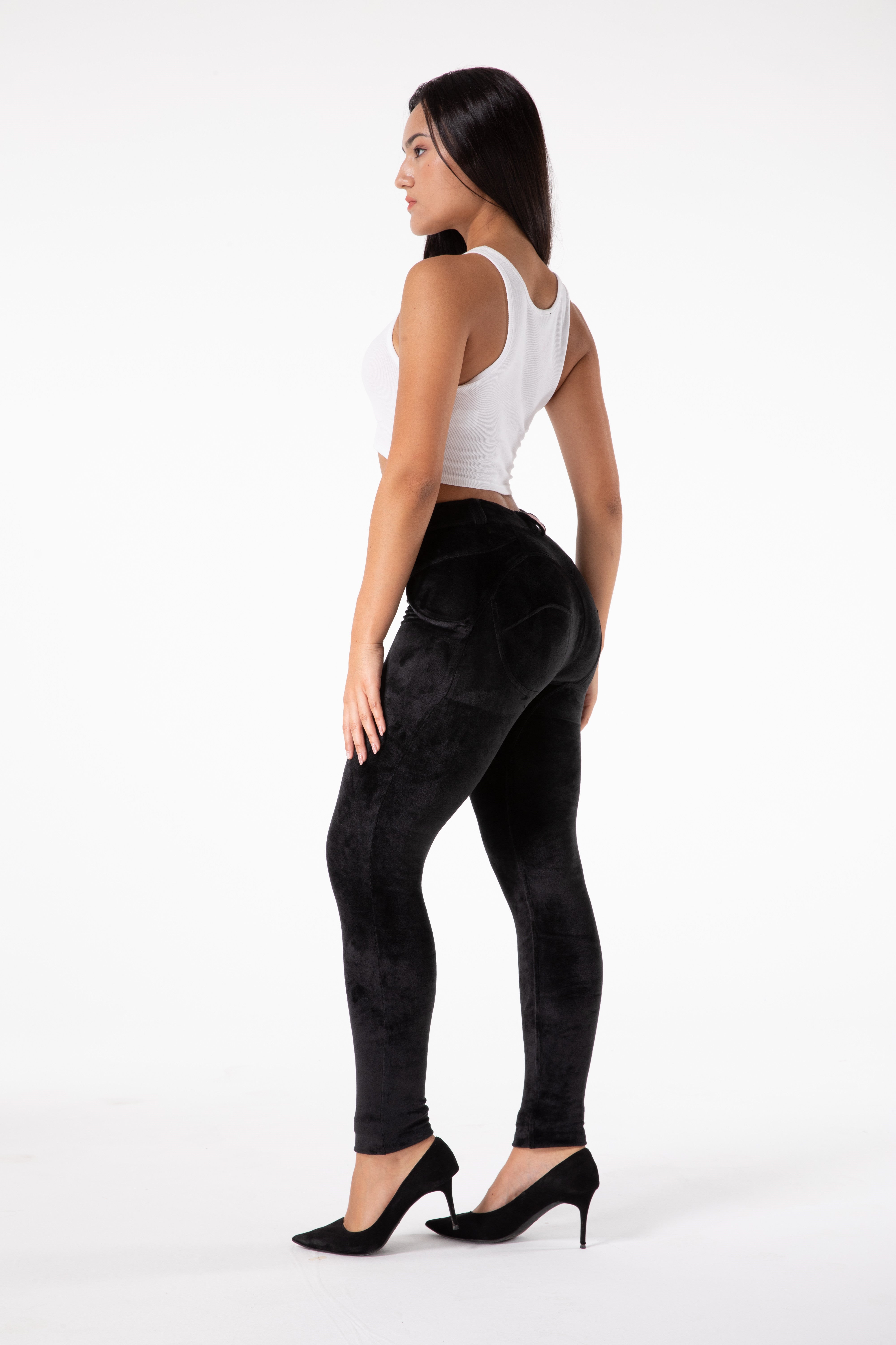 Pantaloni attillati di velluto nero