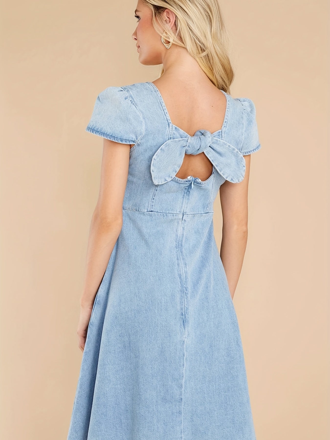 Abito in denim blu con scollo quadrato