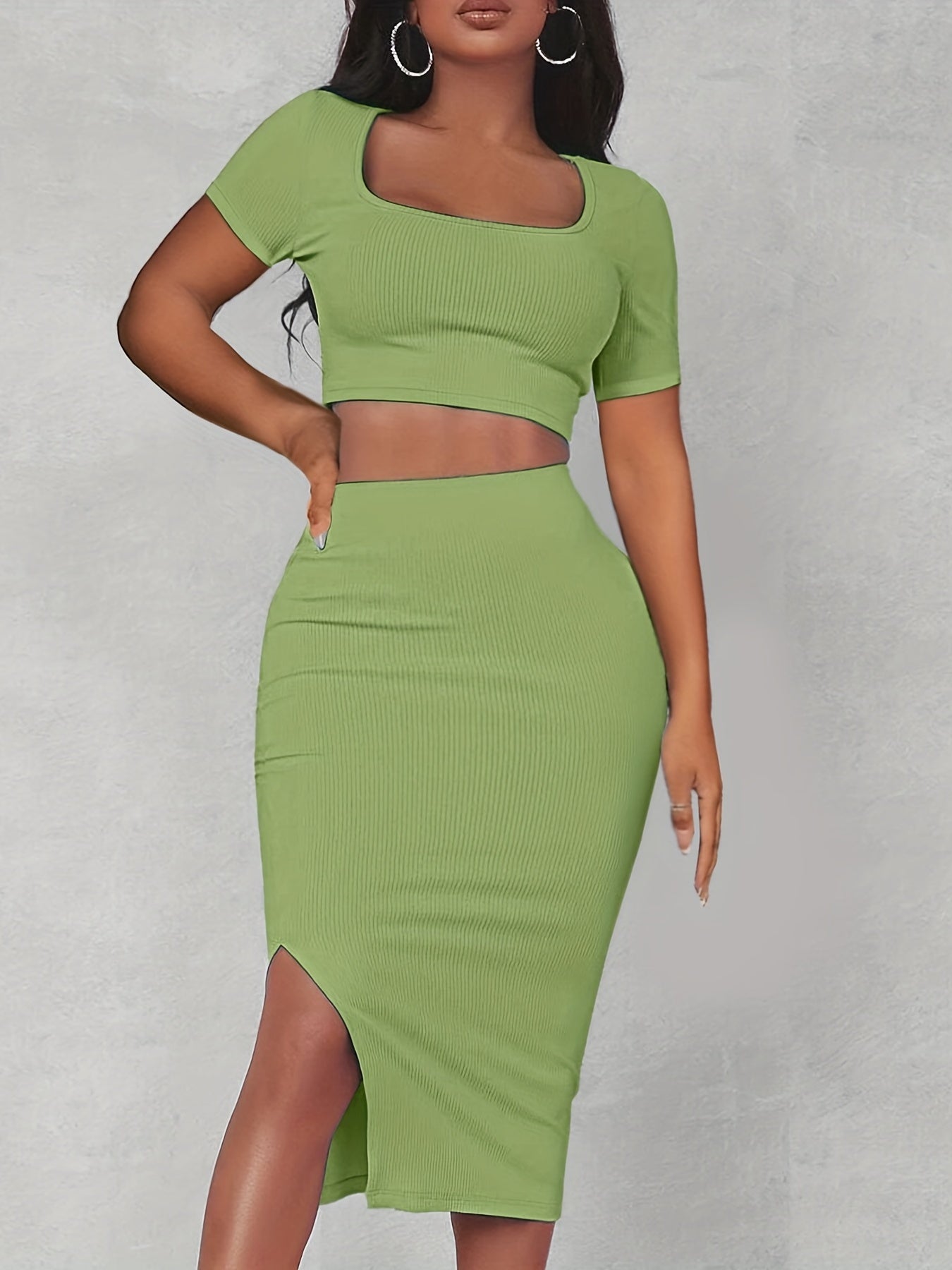 Set composto da top corto con cut-out e gonna aderente con spacco