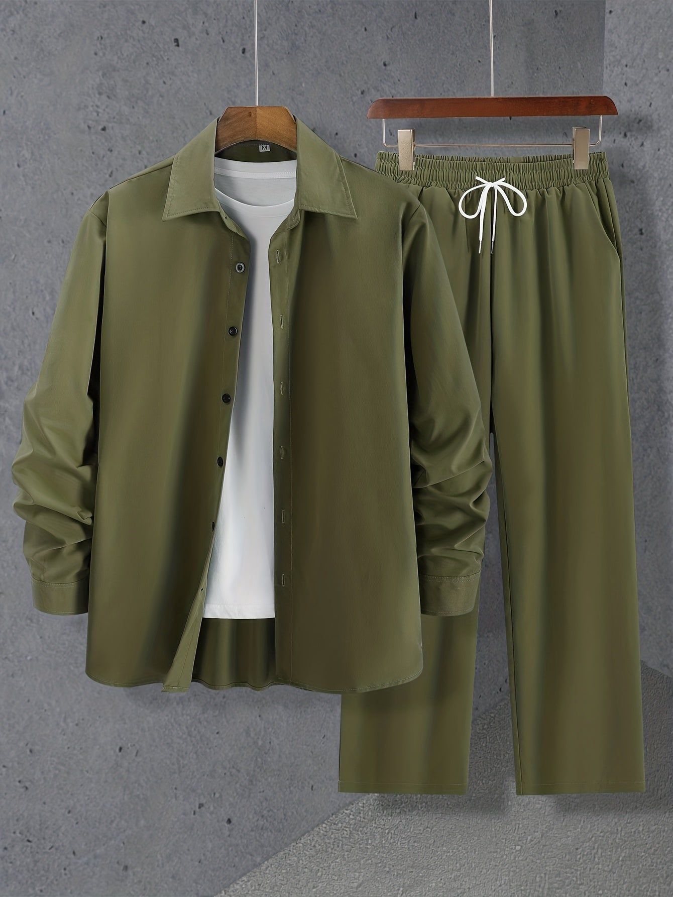 Set semplice composto da una camicia a maniche lunghe e pantaloni con coulisse per l'estate