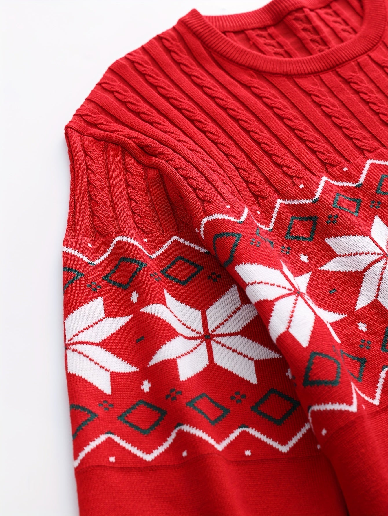 Maglione lavorato ai ferri con motivo natalizio