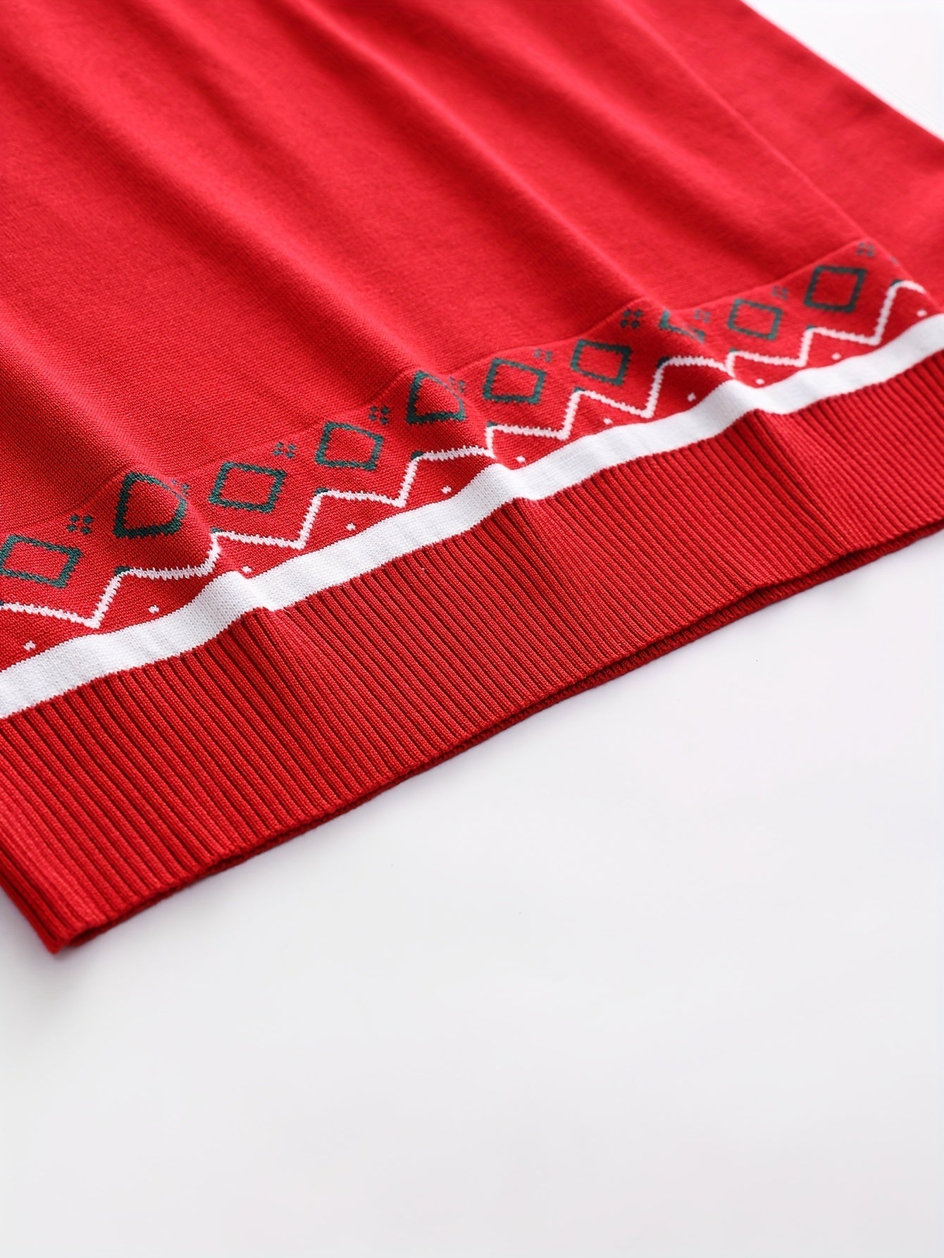 Maglione lavorato ai ferri con motivo natalizio